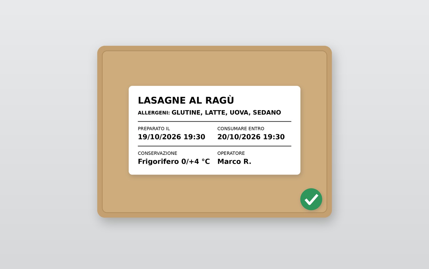 Contenitore da asporto con etichetta termica che riporta piatto, allergeni, data e ora di preparazione e di consumo, conservazione e operatore, esempio di etichettatura cibo da asporto.